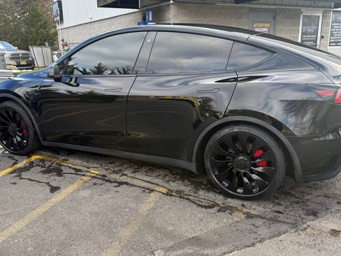 Used 2023 Tesla Model Y Performance image 2