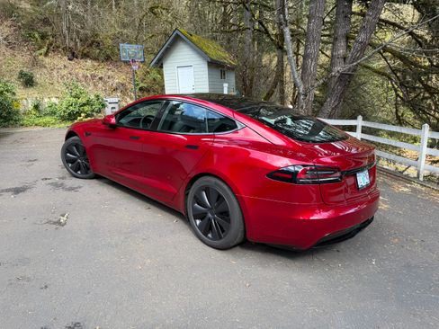 Used 2023 Tesla Model S Standard Range image 1