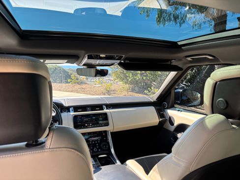 Used 2018 Land Rover Range Rover Sport HSE Dynamic image 10