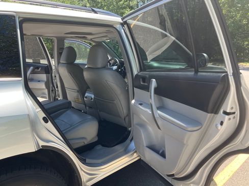 Used 2012 Toyota Highlander SE w/ Tow Pkg AWD/4WD image 14
