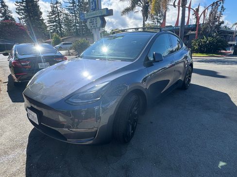 Used 2023 Tesla Model Y Long Range AWD/4WD image 2