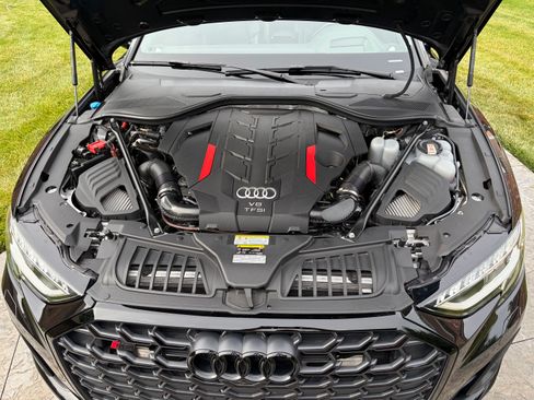 Used 2024 Audi S8 AWD/4WD image 4