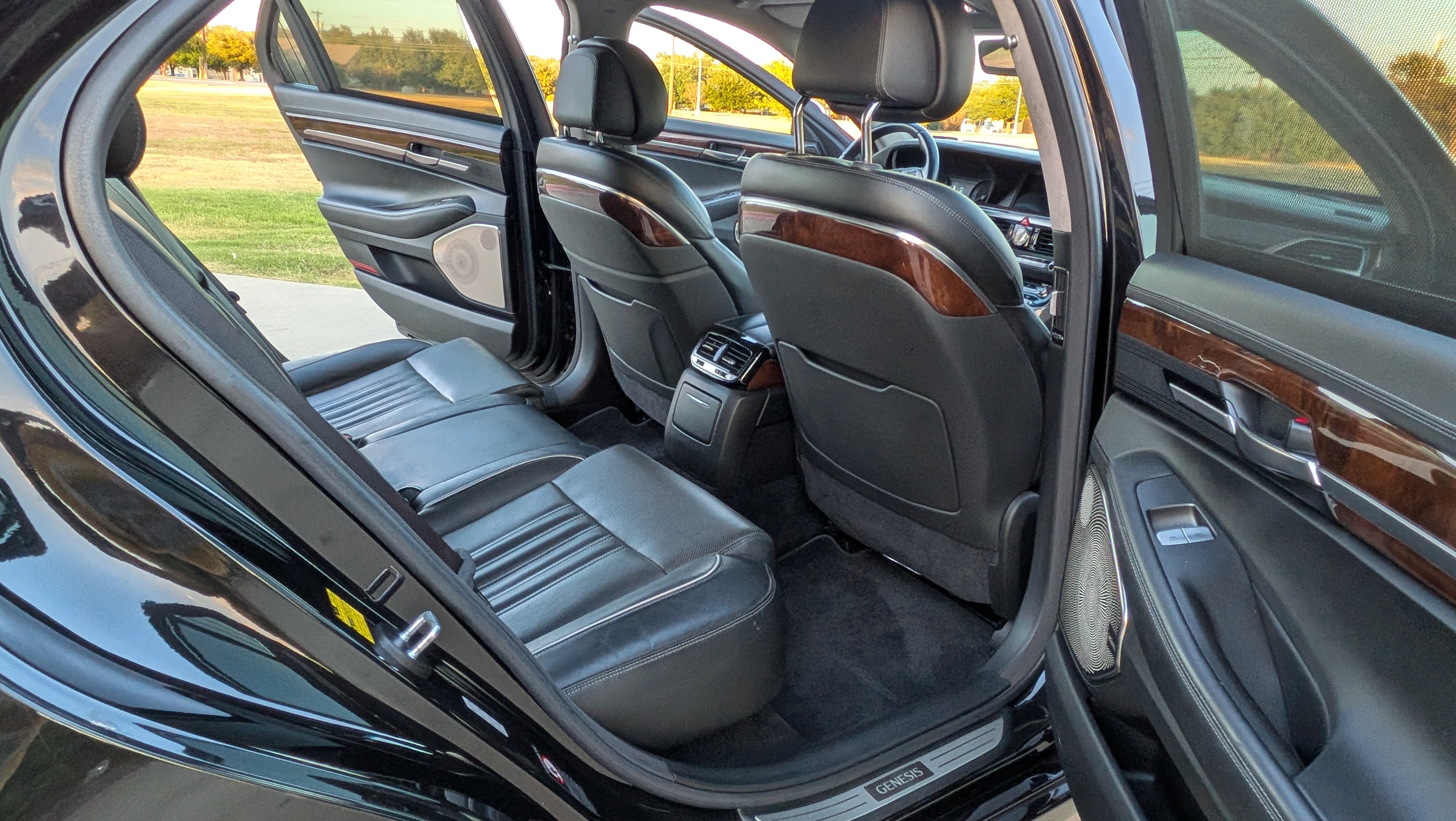 Used 2018 Genesis G90 3.3T Premium RWD image 22
