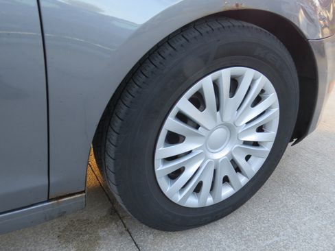 Used 2012 Volkswagen Golf 4-Door image 15