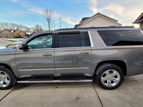Used 2017 Chevrolet Suburban LT w/ LT Signature Package image 6