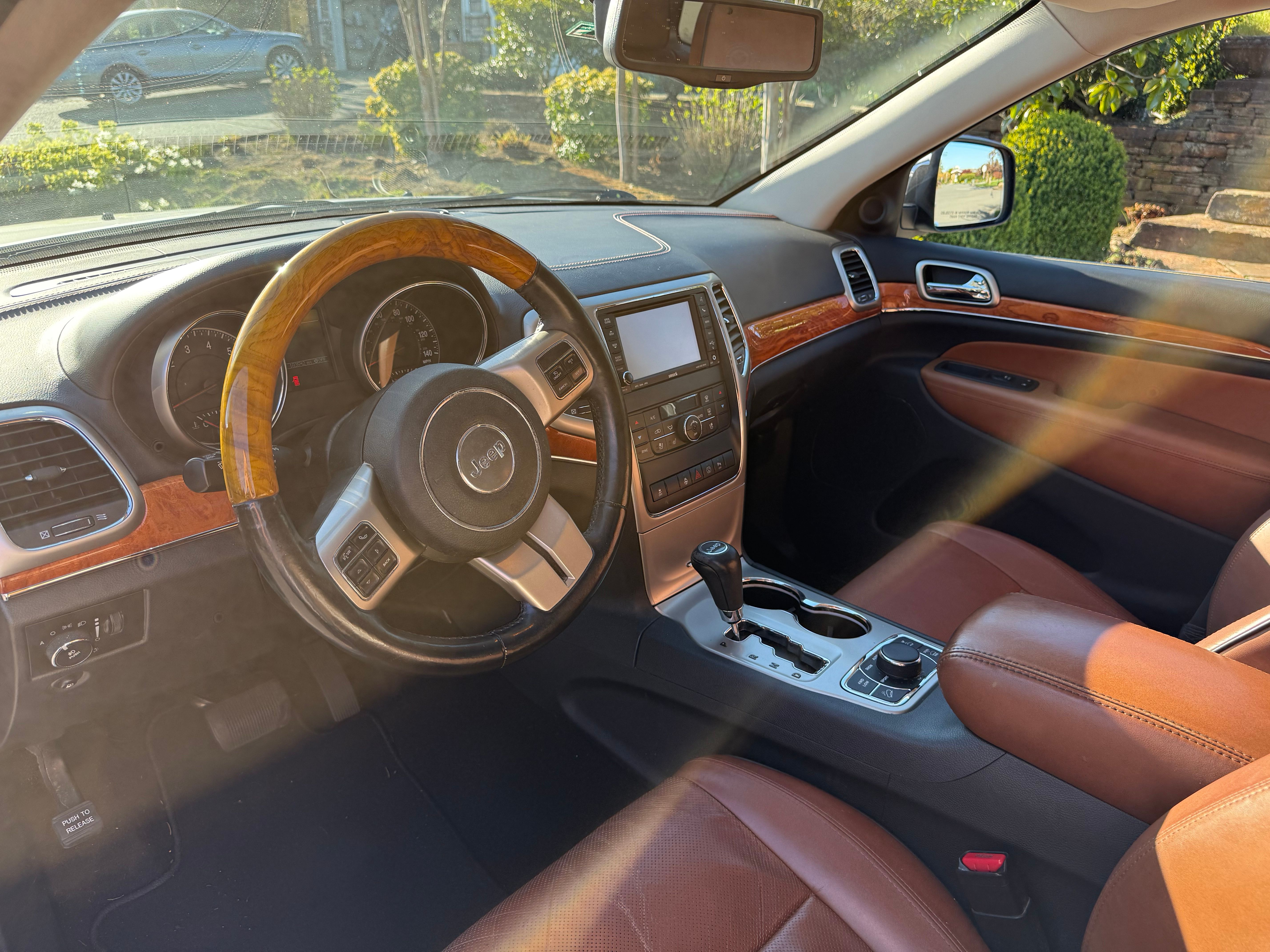 Used 2013 Jeep Grand Cherokee Overland AWD/4WD image 4