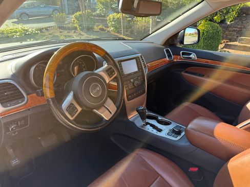 Used 2013 Jeep Grand Cherokee Overland image 4