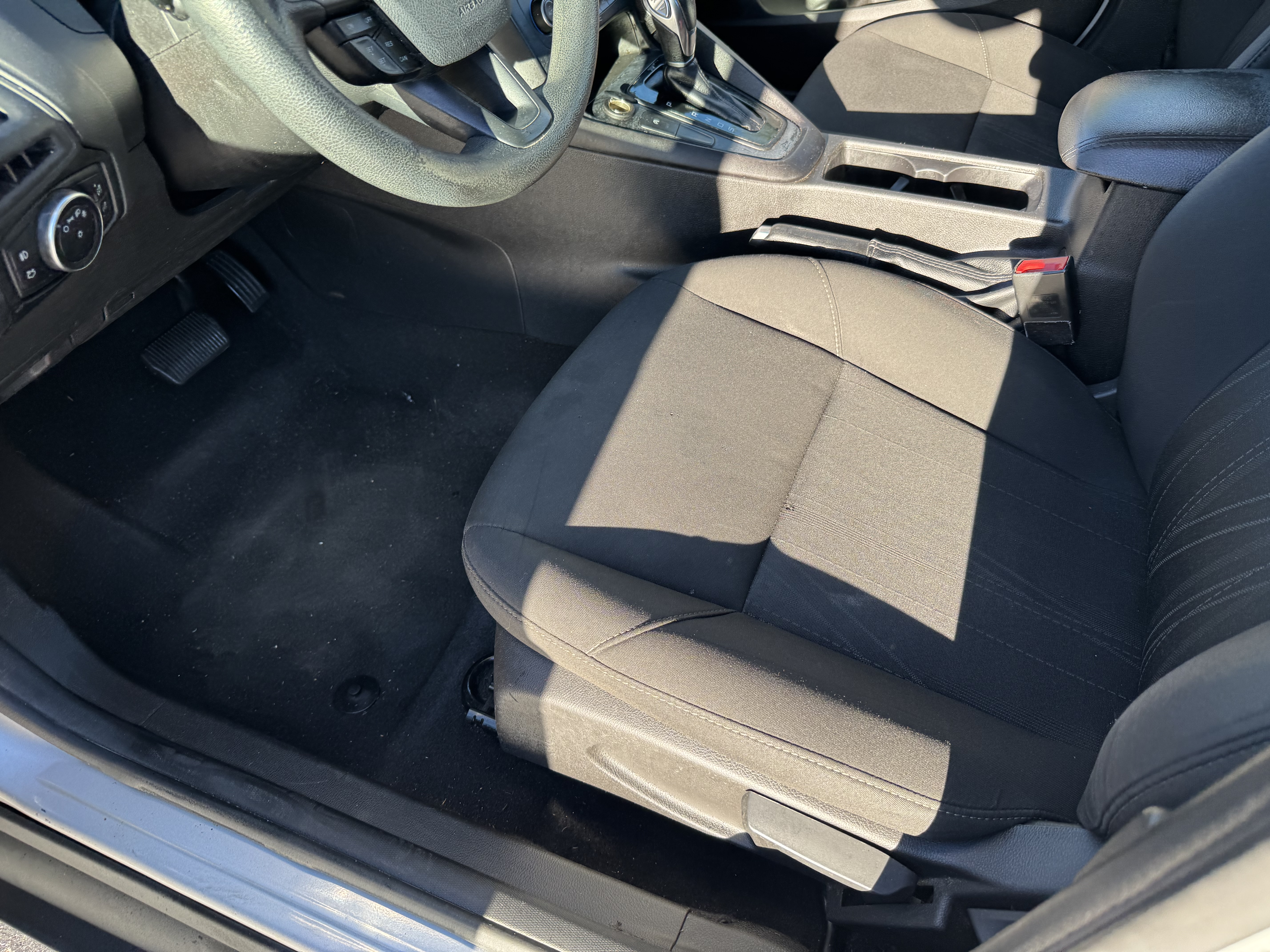 Used 2018 Ford Focus SE w/ SE Appearance Package FWD image 12