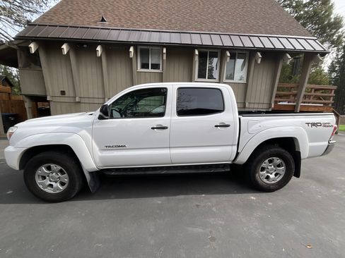 Used 2015 Toyota Tacoma Pickup 4D 5 ft image 4