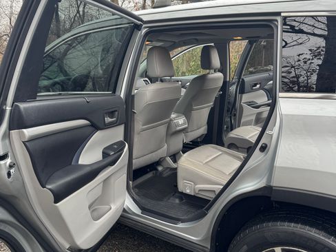 Used 2018 Toyota Highlander XLE image 10