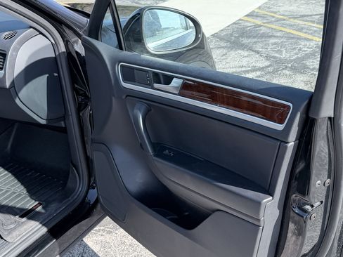 Used 2014 Volkswagen Touareg VR6 image 20