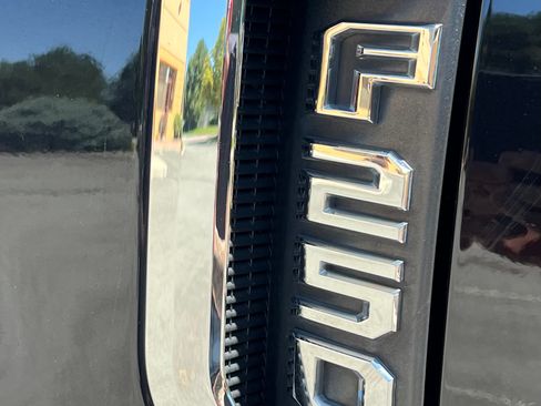 Used 2019 Ford F250 Lariat w/ Lariat Ultimate Package AWD/4WD image 19