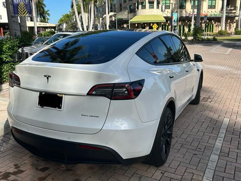 Used 2022 Tesla Model Y Long Range image 6