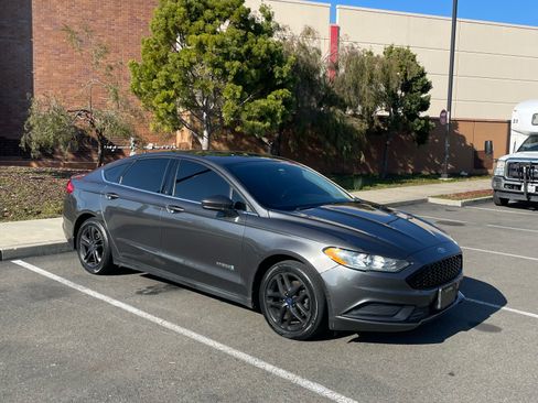 Used 2018 Ford Fusion SE image 2