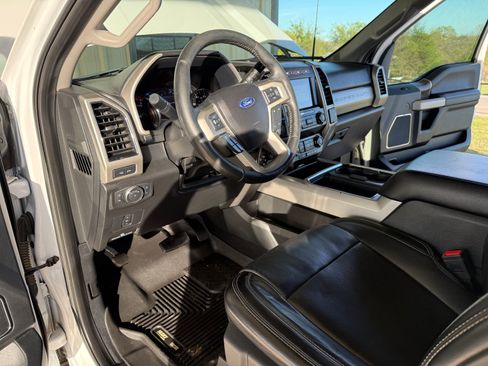 Used 2019 Ford F250 Lariat w/ Chrome Package image 17