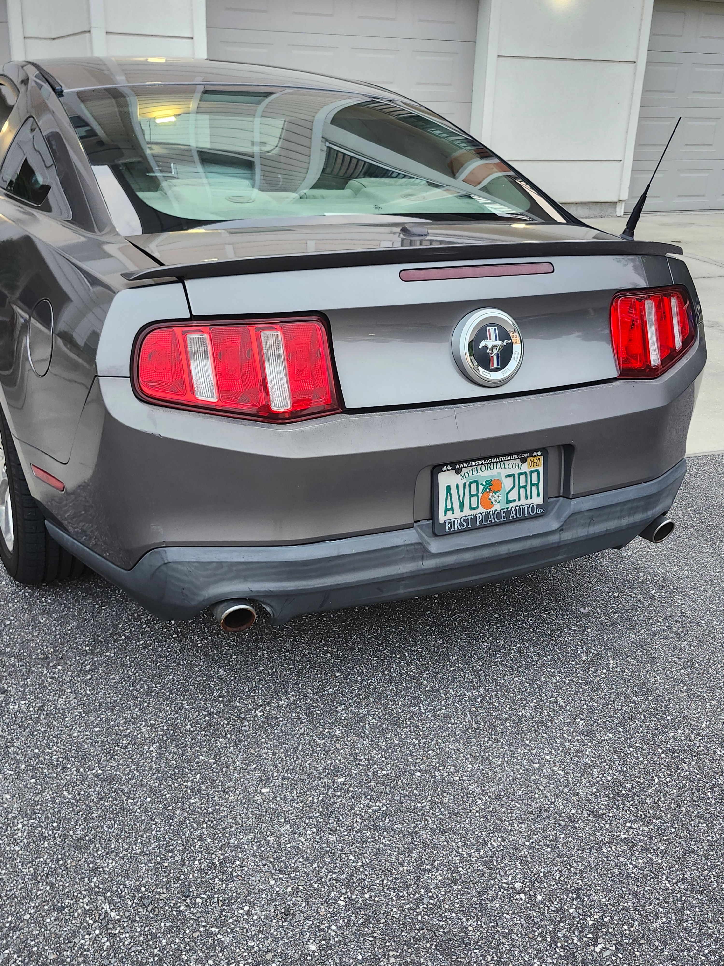 Used 2010 Ford Mustang Premium RWD image 1