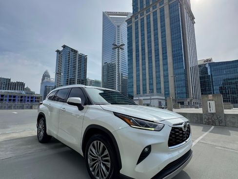 Used 2020 Toyota Highlander Platinum image 2
