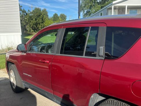 Used 2014 Jeep Compass Latitude FWD image 10
