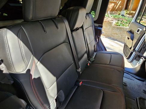 Used 2024 Jeep Wrangler Unlimited Rubicon w/ Capability Package image 12