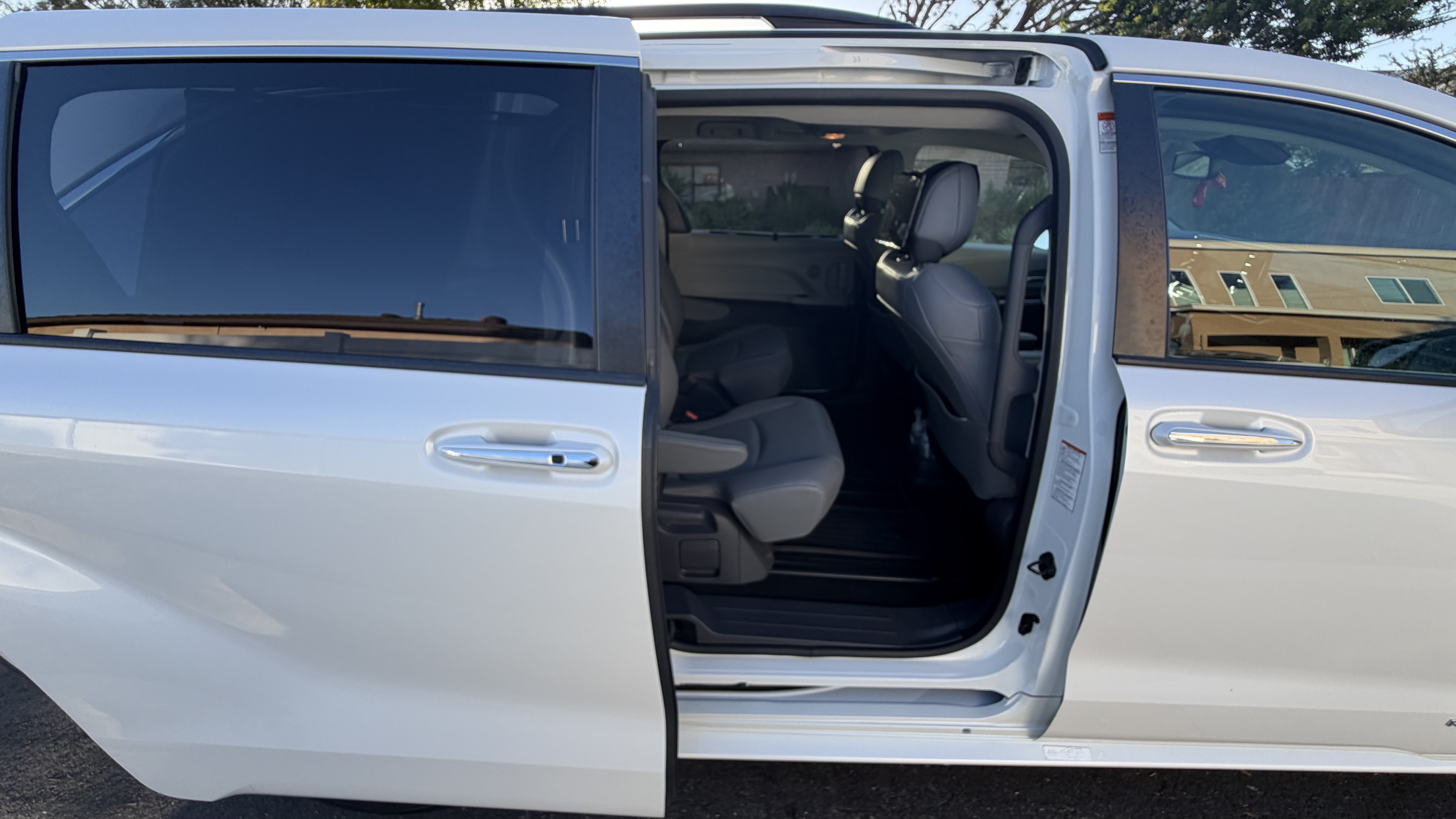 Used 2021 Toyota Sienna XLE w/ XLE Plus Package FWD image 23