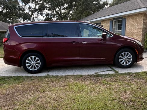Used 2019 Chrysler Pacifica Touring Plus w/ Advanced Safetytec Group FWD image 16