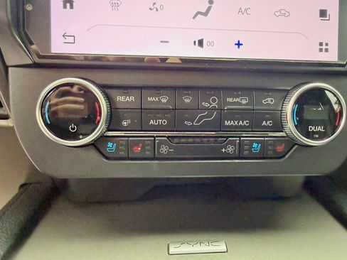 Used 2018 Ford Expedition XLT w/ Equipment Group 202A AWD/4WD image 13