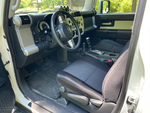 Used 2013 Toyota FJ Cruiser 4WD w/ Upgrade Pkg image 9