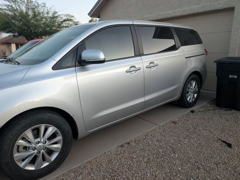 Used 2017 Kia Sedona L image 2
