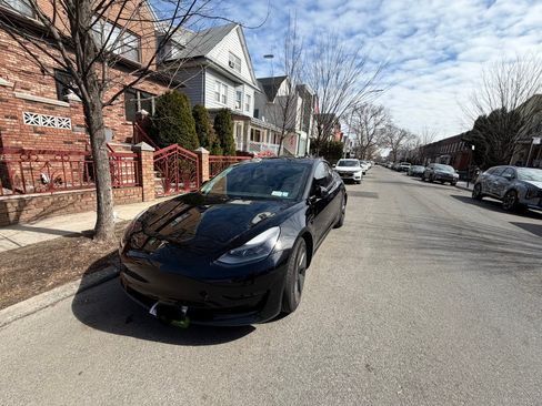 Used 2021 Tesla Model 3 Standard Range Plus image 1