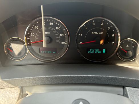 Used 2005 Jeep Grand Cherokee Limited RWD image 9