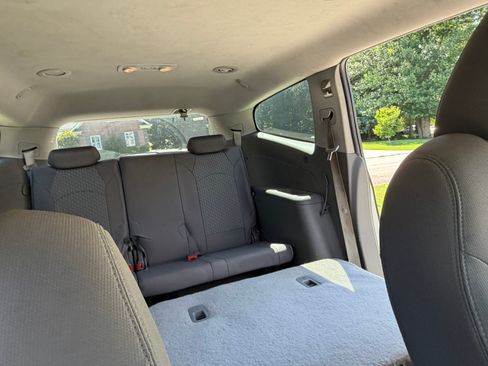 Used 2012 Chevrolet Traverse LS FWD image 16
