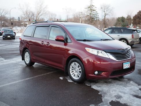 Used 2014 Toyota Sienna XLE image 1