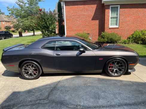 Used 2015 Dodge Challenger SRT w/ Technology Group RWD image 17
