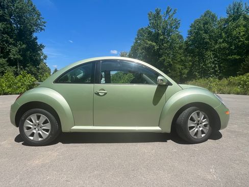 Used 2008 Volkswagen Beetle S FWD image 2
