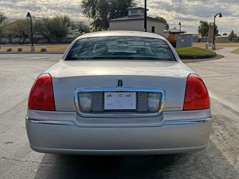 Used 2009 Lincoln Town Car Signature Limited image 6