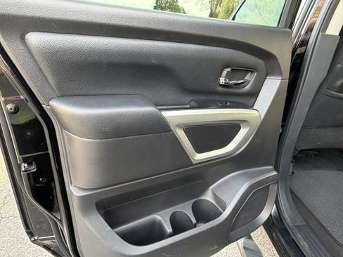 Used 2018 Nissan Titan SV image 4