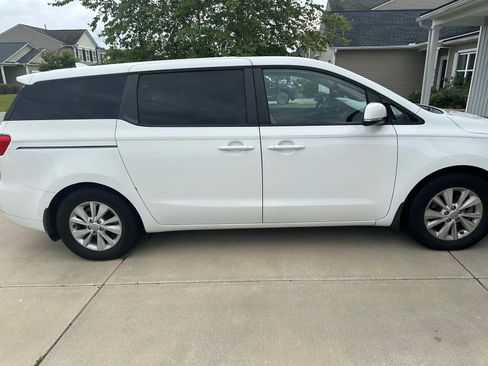Used 2018 Kia Sedona LX FWD image 2