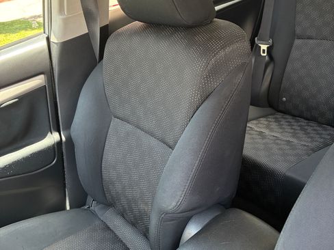 Used 2009 Pontiac Vibe w/ Preferred Package FWD image 13