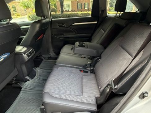 Used 2016 Toyota Highlander Plus FWD image 10