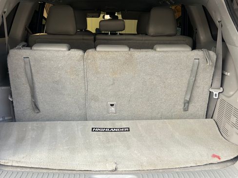 Used 2017 Toyota Highlander LE w/ Carpet Mat Package FWD image 9