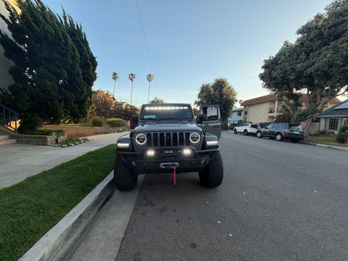 Used 2021 Jeep Gladiator Sport image 4