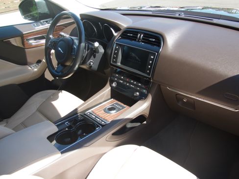 Used 2017 Jaguar F-PACE Prestige image 12