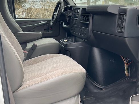Used 2015 Chevrolet Express 2500 image 10