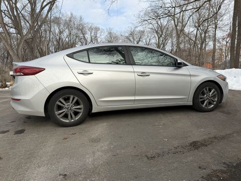 Used 2017 Hyundai Elantra SE image 1