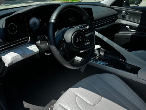 Used 2025 Hyundai Elantra Limited FWD image 17