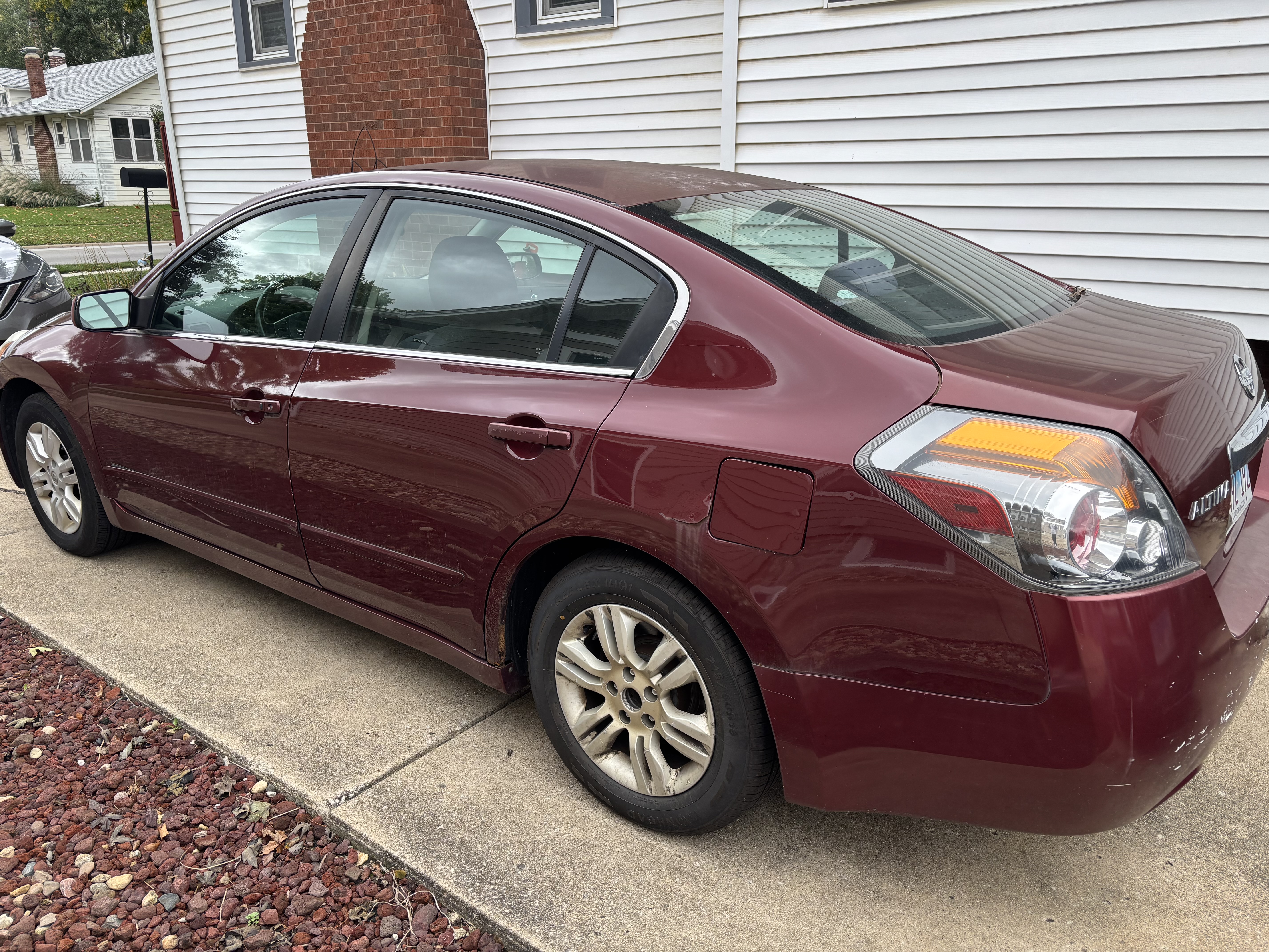 Used 2010 Nissan Altima 2.5 S w/ Convenience Pkg FWD image 1