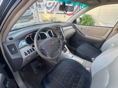 Used 2005 Toyota Highlander 2WD V6 w/ 3rd Row image 8