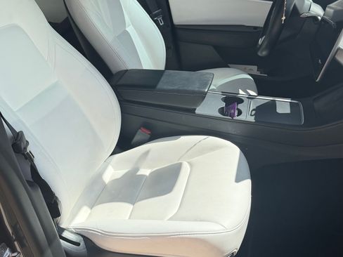 Used 2022 Tesla Model Y Long Range image 9