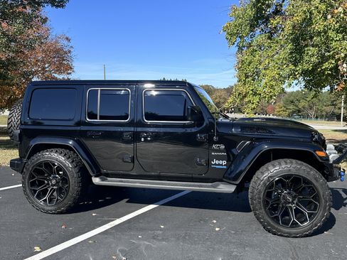 Used 2022 Jeep Wrangler Unlimited Sahara w/ Cold Weather Group image 11