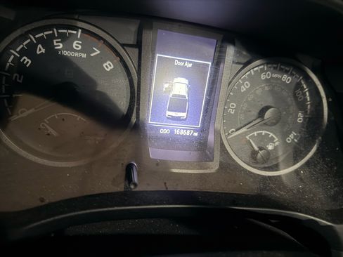 Used 2017 Toyota Tacoma TRD Off-Road image 2